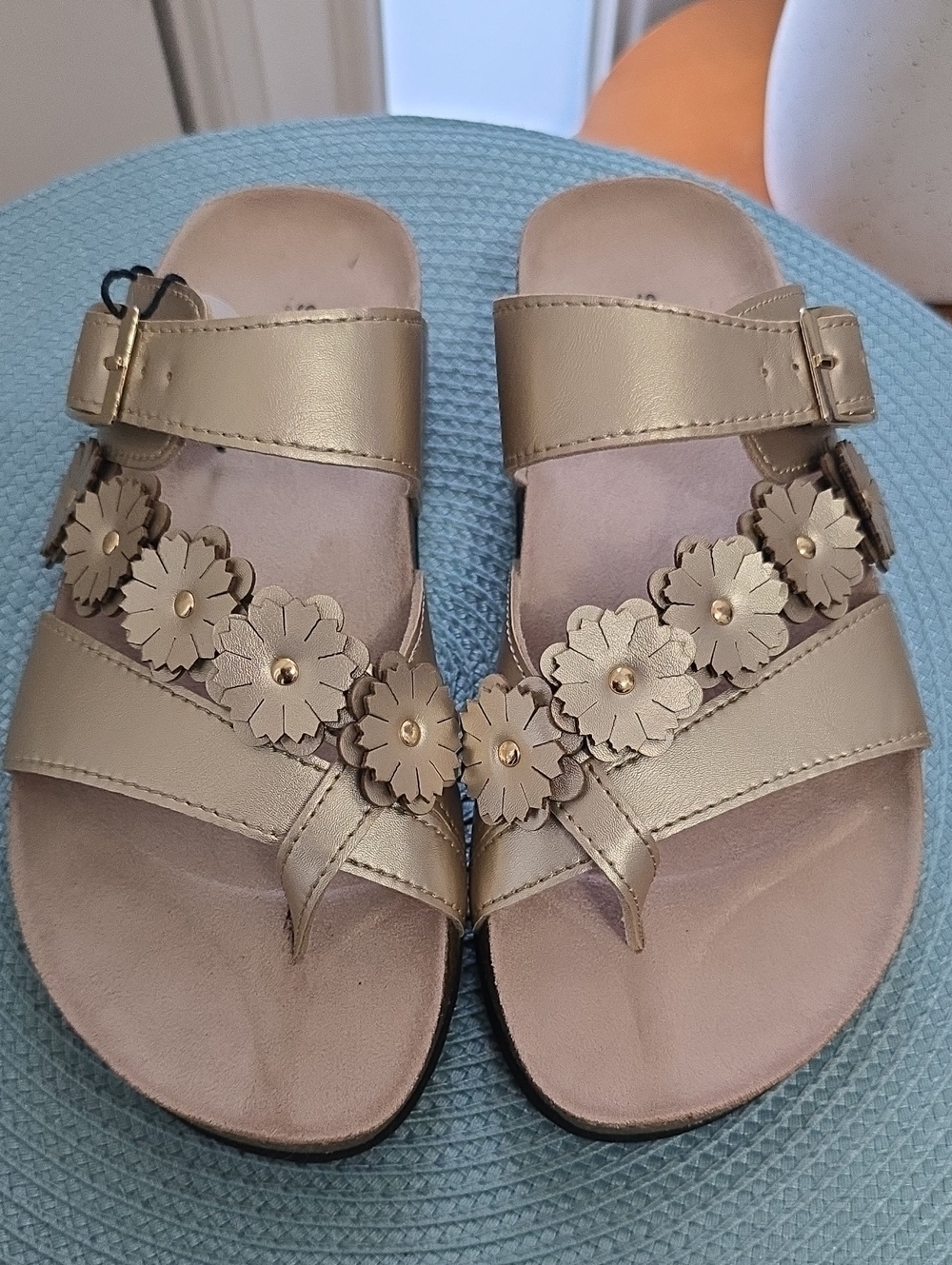 SONOMA BRAND WOMEN'S GOLD SLIP-ON SPRING OR SUMMER THONG SANDALS SIZE 5